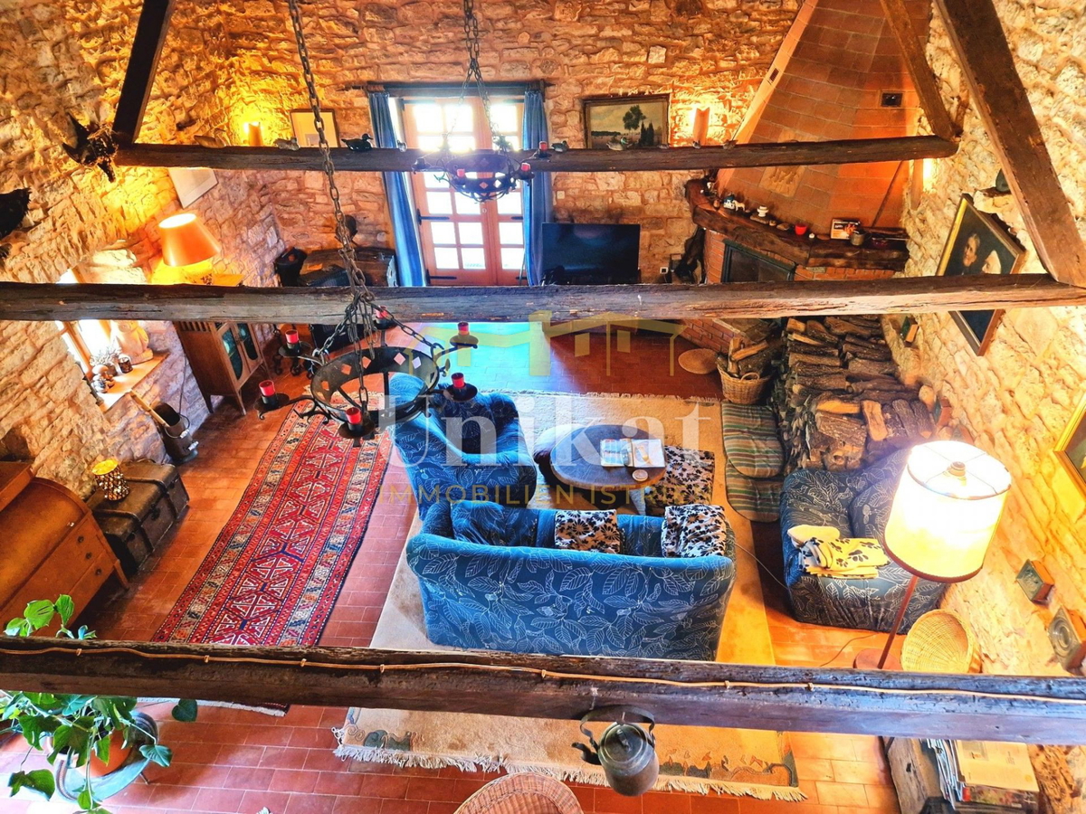 Autentica proprietà con casa in pietra e ampio terreno